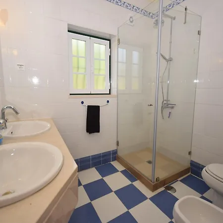 In Caldas Da Rainha With Pool, Cleaning Included